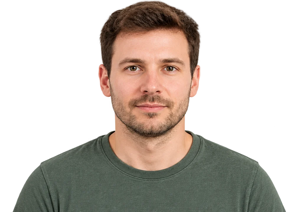 Giovane uomo sorridente