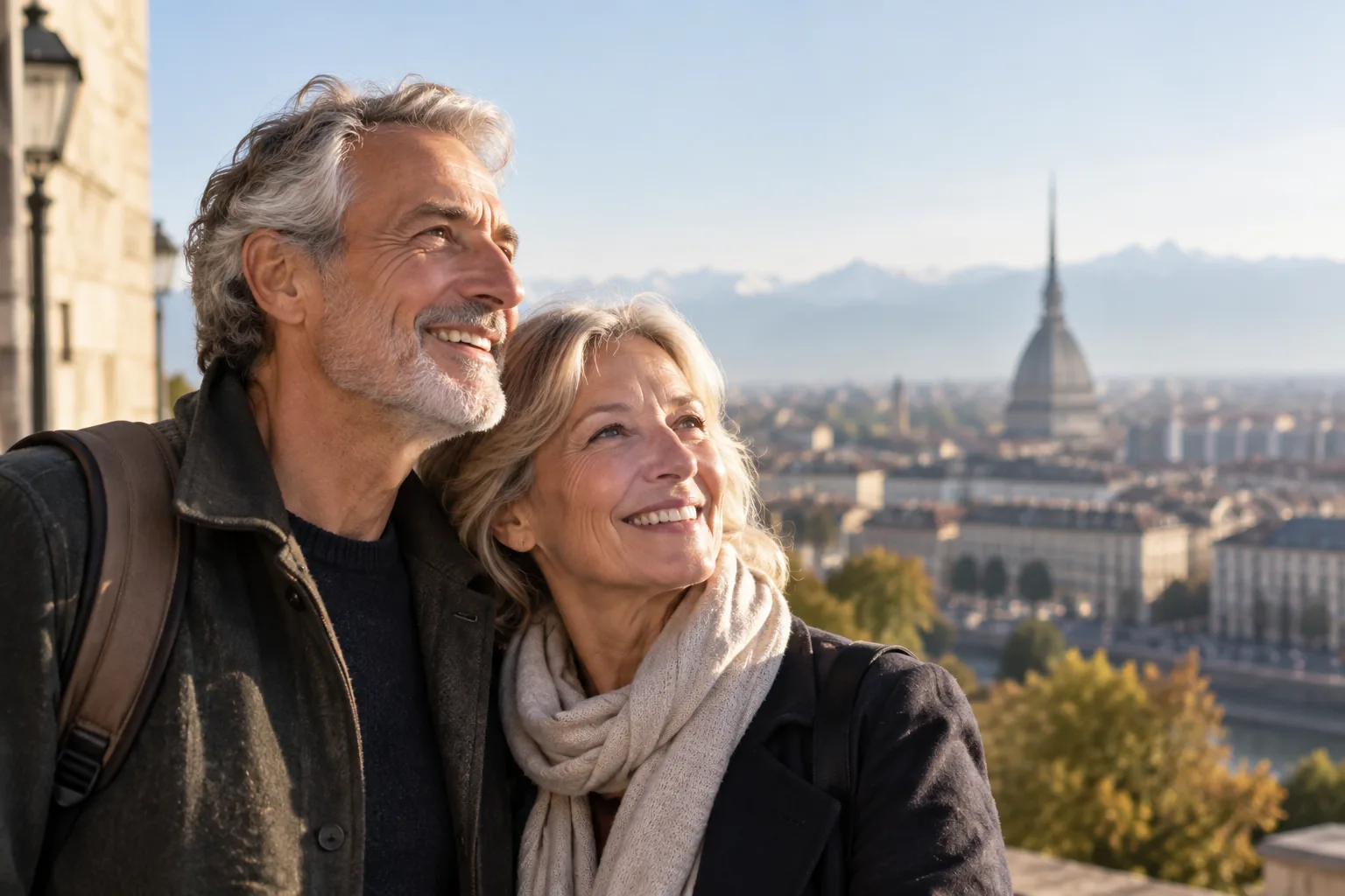 Coppia sorridente a Torino, con la Mole Antonelliana sullo sfondo