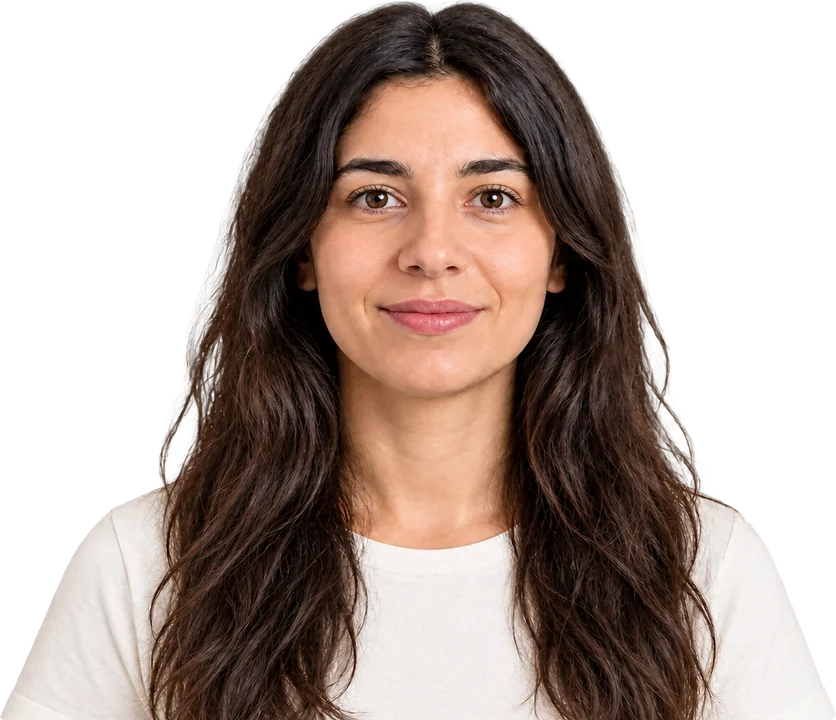 Giovane donna sorridente senza occhiali