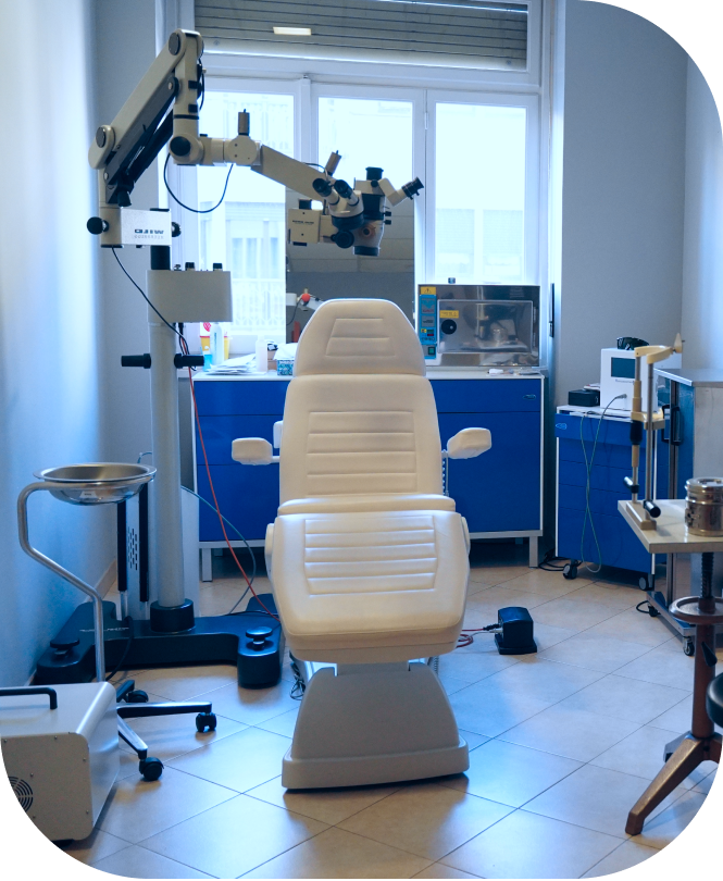 Sala visita di Edoria Vision con poltrona e microscopio operatorio