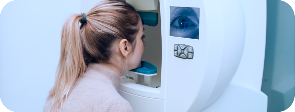 Paziente durante l'esame del campo visivo computerizzato in Edoria Vision a Torino